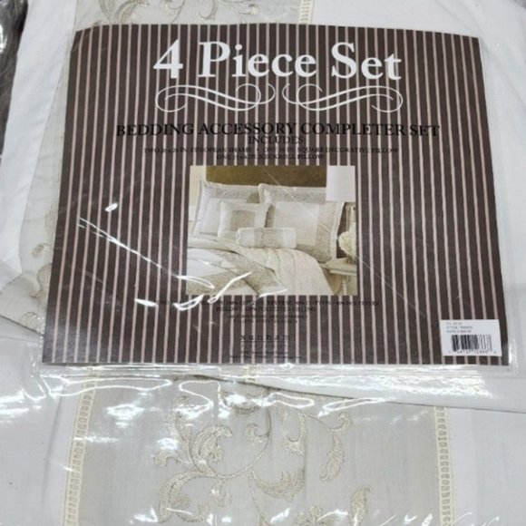 Luxury Decorative Bed In Bag Pillow Set 4 Piece NWT - Picture 5 of 5